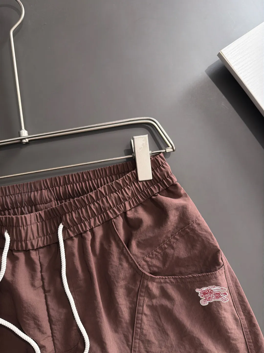 Next day shipment P160 Premium Burberry 2026 Spring/Summer New Arrival elastic band casual shorts, counter-customized fabrics Breathable, high comfort, impeccable details, brand element design concept, reflecting high quality. It feels delicate and soft! It presents a casual cut and the upper body shape is great! Sizes:S-3XL